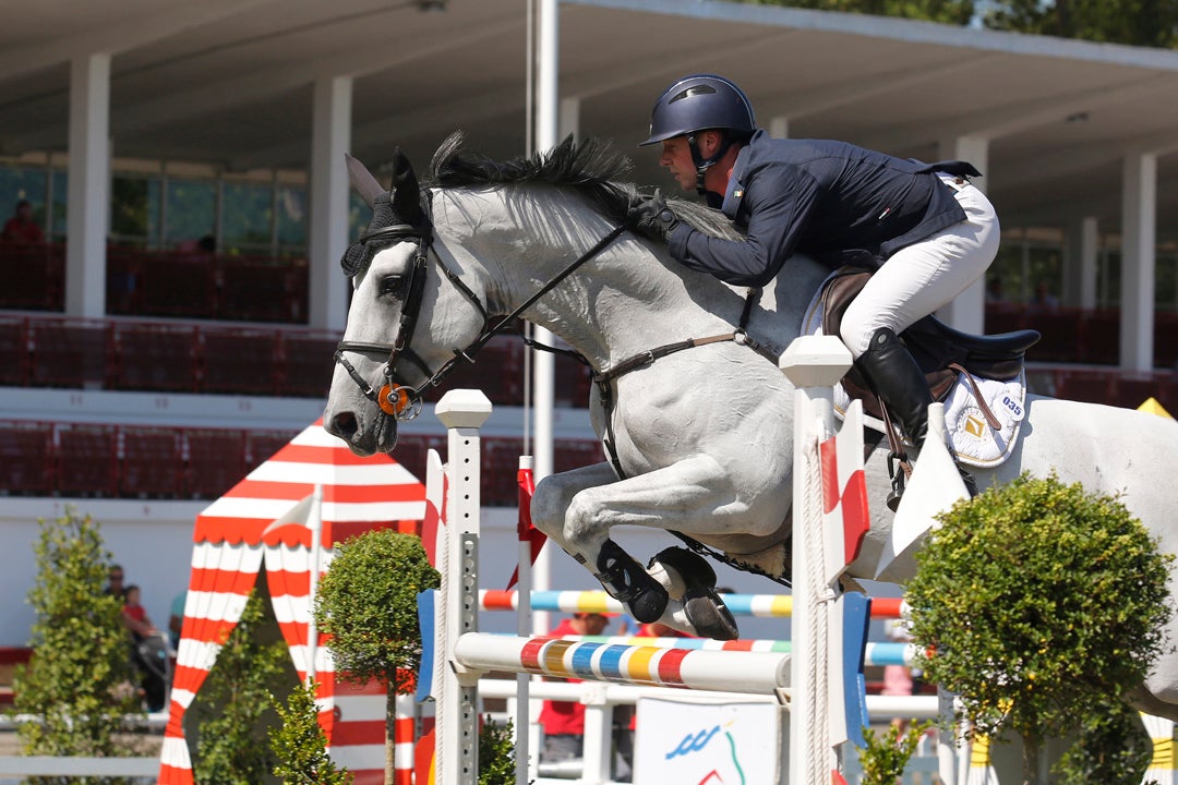 Richard Howley, montando a 'Dolores', se adjudicó este domingo la victoria del Gran Premio del CSIO de Gijón para sumar la quinta victoria irlandesa en las trece pruebas disputas desde el pasado miércoles