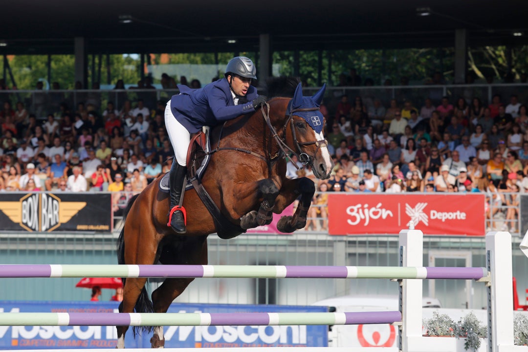 Richard Howley, montando a 'Dolores', se adjudicó este domingo la victoria del Gran Premio del CSIO de Gijón para sumar la quinta victoria irlandesa en las trece pruebas disputas desde el pasado miércoles