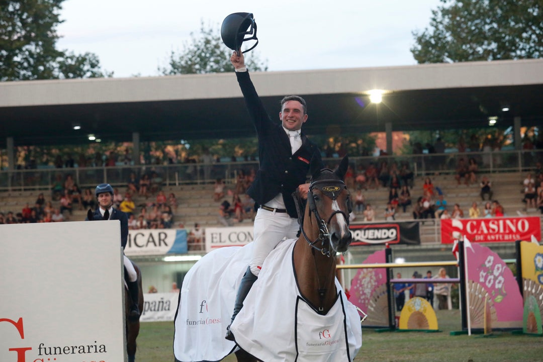 Richard Howley, montando a 'Dolores', se adjudicó este domingo la victoria del Gran Premio del CSIO de Gijón para sumar la quinta victoria irlandesa en las trece pruebas disputas desde el pasado miércoles