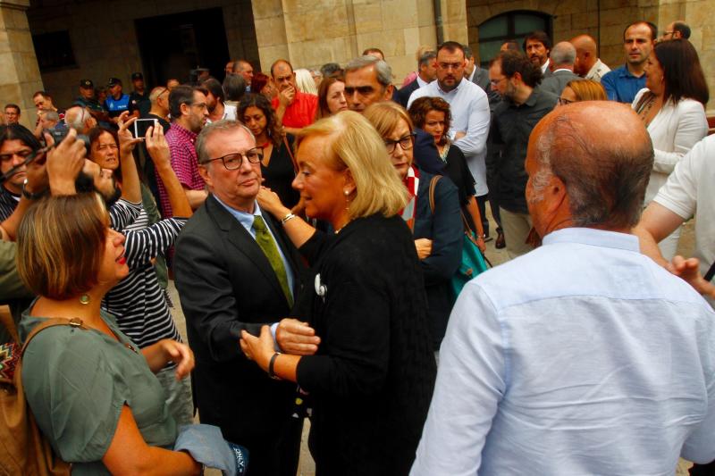 La plaza de España de Avilés ha sido escenario de una multitudinaria concentración silenciosa convocada en una jornada de luto en memoria de las víctimas del accidente de autobús. Ciudadanos anónimos y numerosos representantes políticos y sociales de la región han asistido para expresar su apoyo y solidaridad con los afectados. 