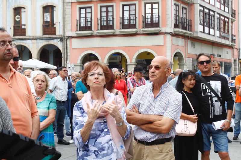 La plaza de España de Avilés ha sido escenario de una multitudinaria concentración silenciosa convocada en una jornada de luto en memoria de las víctimas del accidente de autobús. Ciudadanos anónimos y numerosos representantes políticos y sociales de la región han asistido para expresar su apoyo y solidaridad con los afectados. 