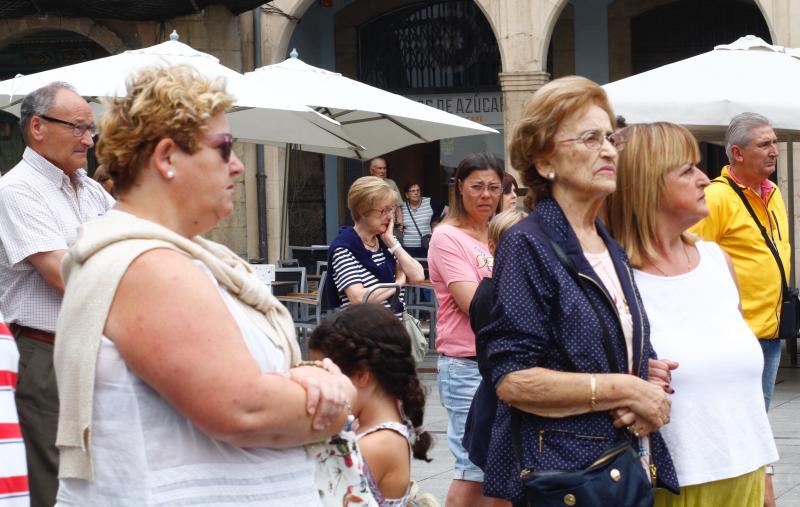 La plaza de España de Avilés ha sido escenario de una multitudinaria concentración silenciosa convocada en una jornada de luto en memoria de las víctimas del accidente de autobús. Ciudadanos anónimos y numerosos representantes políticos y sociales de la región han asistido para expresar su apoyo y solidaridad con los afectados. 