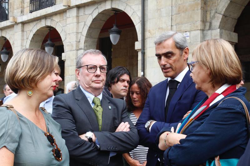 La brutal colisión ha dejado cinco muertos y quince heridos. El vehículo realizaba el trayecto Cudillero-Gijón cuando se salió de la vía a la altura de Llaranes