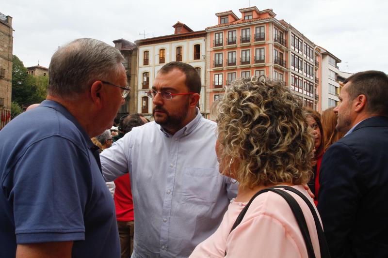 La plaza de España de Avilés ha sido escenario de una multitudinaria concentración silenciosa convocada en una jornada de luto en memoria de las víctimas del accidente de autobús. Ciudadanos anónimos y numerosos representantes políticos y sociales de la región han asistido para expresar su apoyo y solidaridad con los afectados. 