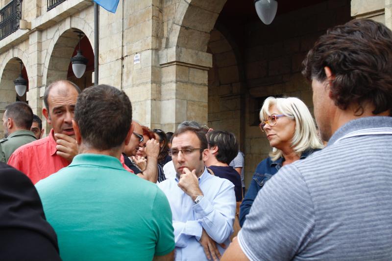 La plaza de España de Avilés ha sido escenario de una multitudinaria concentración silenciosa convocada en una jornada de luto en memoria de las víctimas del accidente de autobús. Ciudadanos anónimos y numerosos representantes políticos y sociales de la región han asistido para expresar su apoyo y solidaridad con los afectados. 