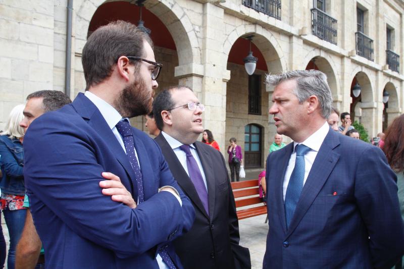 La plaza de España de Avilés ha sido escenario de una multitudinaria concentración silenciosa convocada en una jornada de luto en memoria de las víctimas del accidente de autobús. Ciudadanos anónimos y numerosos representantes políticos y sociales de la región han asistido para expresar su apoyo y solidaridad con los afectados. 