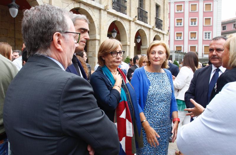 La plaza de España de Avilés ha sido escenario de una multitudinaria concentración silenciosa convocada en una jornada de luto en memoria de las víctimas del accidente de autobús. Ciudadanos anónimos y numerosos representantes políticos y sociales de la región han asistido para expresar su apoyo y solidaridad con los afectados. 