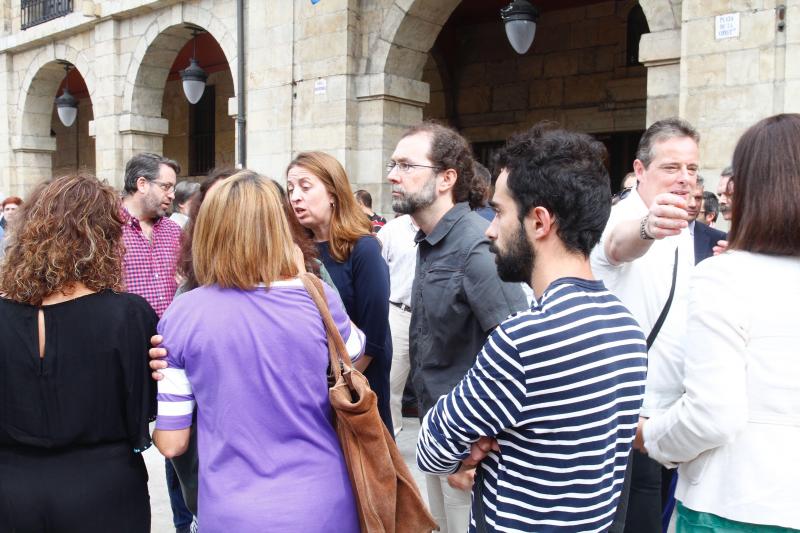 La plaza de España de Avilés ha sido escenario de una multitudinaria concentración silenciosa convocada en una jornada de luto en memoria de las víctimas del accidente de autobús. Ciudadanos anónimos y numerosos representantes políticos y sociales de la región han asistido para expresar su apoyo y solidaridad con los afectados. 