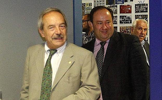 El alcalde y el presidente del Oviedo, tras una reunión. 