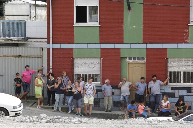 Un grupo de vecinos observa el lugar del accidente desde Las Niñadas. 