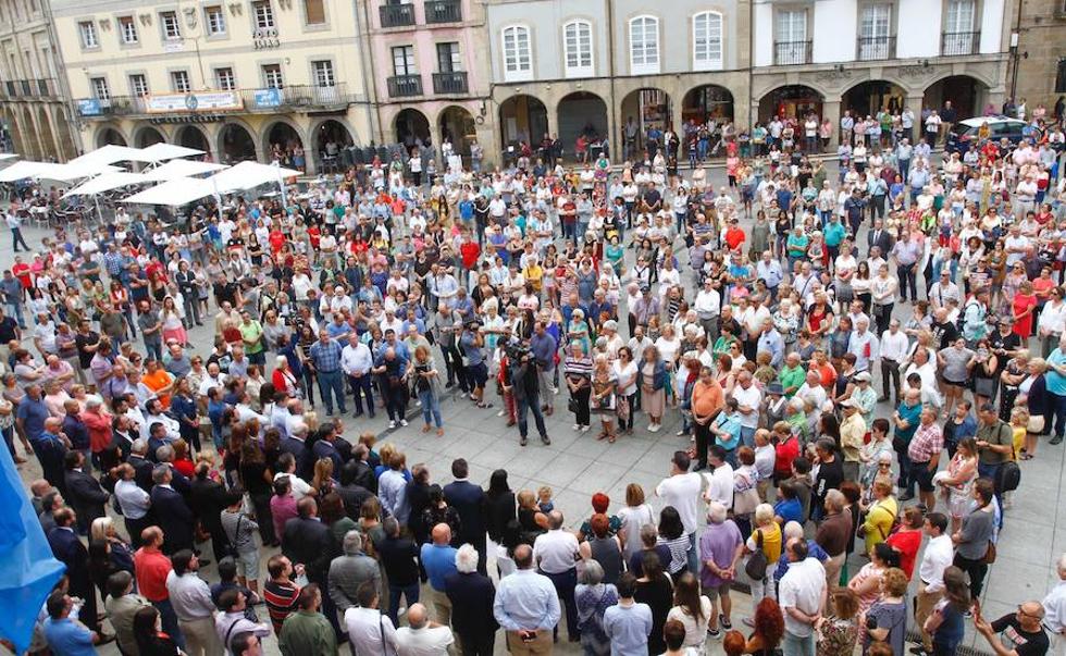 Concentración en Avilés en memoria de las víctimas. 