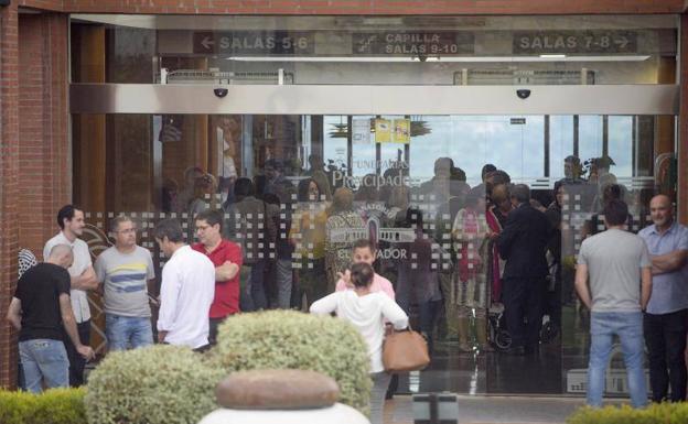 Asistentes al funeral por Ana Pilar Tuyo. Su marido, de espaldas, en el centro de la imagen.