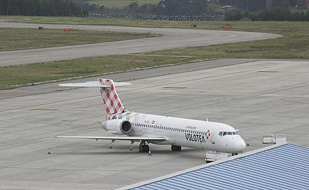 Avión de Volotea en el Aeropuerto de Asturias. 