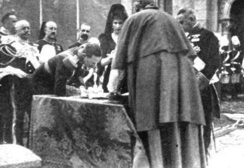 En los actos de coronación canónica de Covadonga -el ocho de septiembre ya se llevaba celebrando más tiempo-, realizados en 1918 ante la presencia de los reyes de España, subyacieron razones históricas que hoy, un siglo después y con un sencillo acceso a las hemerotecas digitales, son fáciles de comprender