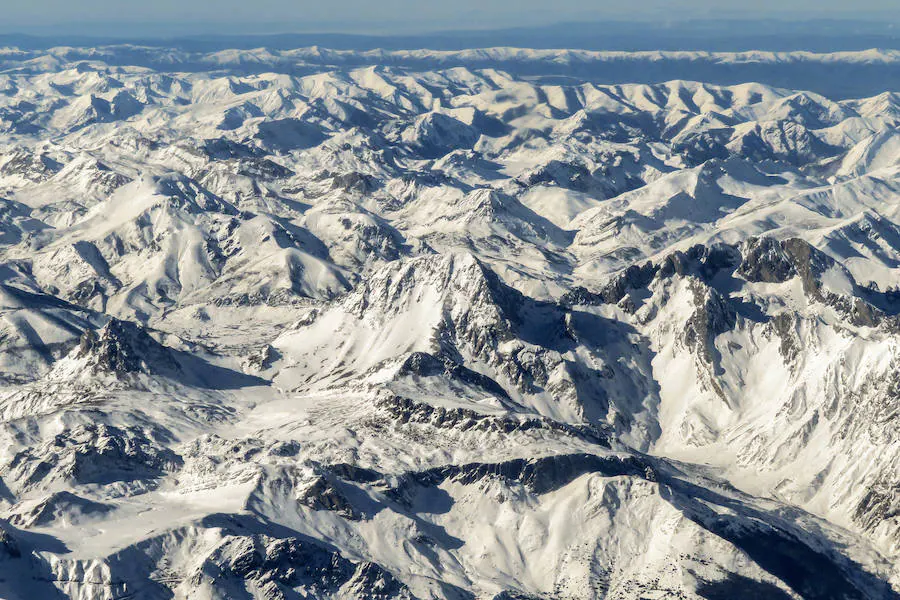 Las montañas de los Picos de Europa y la Cordillera Cantábrica cubiertas de nieve, vistas desde un avión. 