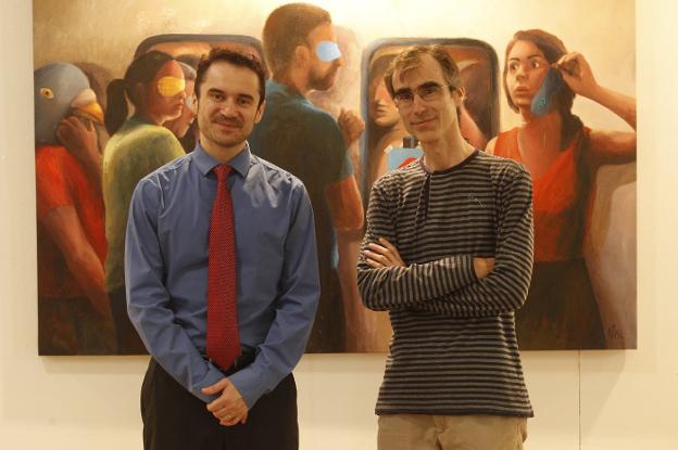 Jorge Muñiz y Javier Almuzara, ante una de las obras que dan cuerpo a la exposición inspirada en 'Fuenteovejuna'. 