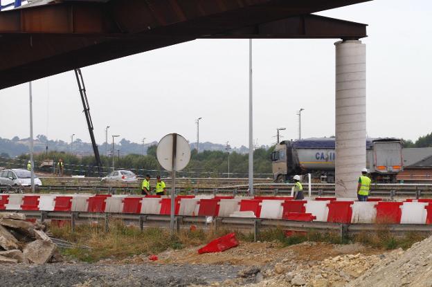 El autobús del accidente de Avilés iba a 55 por hora antes del impacto y recorrió 300 metros sin control