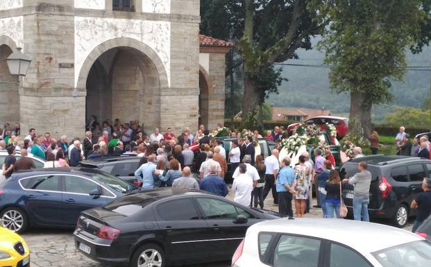 Accidente de autobús en Avilés | Multitudinario adiós a María Begoña en San Martín de Luiña