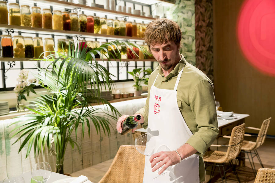 Iván Massagué. Actor de cine, teatro y televisión con más de 20 años de carrera a sus espaldas, ha participado en series de éxito como ‘Los misterios de Laura’, de TVE, ‘El barco’ o la reciente ‘Benvinguts a la familia’, que se puede ver a nivel mundial. Con la obra de teatro ‘La mujer de negro’ pasó más de dos años de gira por toda España junto a Emilio Gutiérrez Caba. Se encuentra volcado en el cine y estrena este otoño la adaptación cinematográfica de la novela ‘El año de la plaga’.