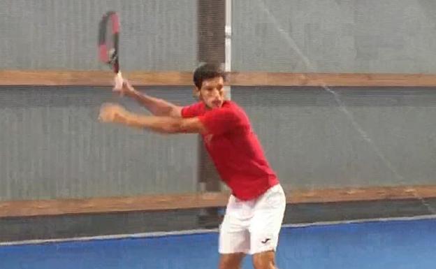 El tenista gijonés, entrenando en las pistas del Grupo Covadonga.