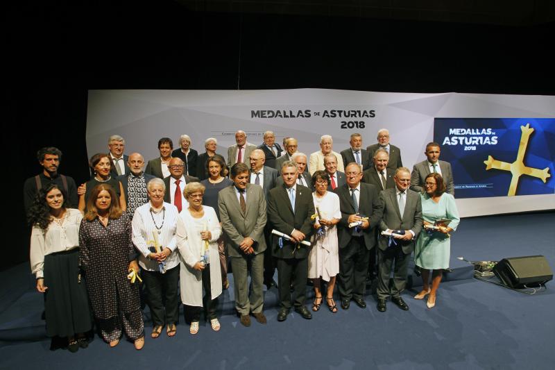 El presidente del Principado llama a los asturianos a sentirse orgullosos de vivir en una región 'donde el lugar de nacimiento no otorga derechos especiales'. Lo hizo durante el acto de entrega de las Medallas de Asturias