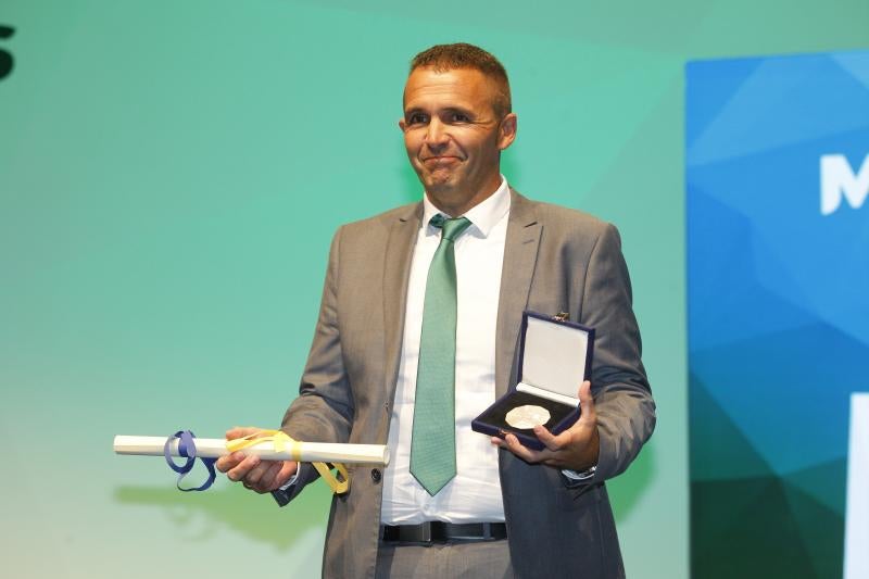 El presidente del Principado llama a los asturianos a sentirse orgullosos de vivir en una región 'donde el lugar de nacimiento no otorga derechos especiales'. Lo hizo durante el acto de entrega de las Medallas de Asturias