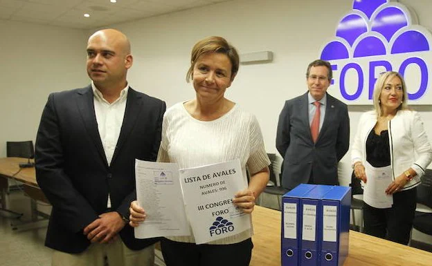 Jesús Martínez, Fernando Couto y Teresa Domínguez arropan a Carmen Moriyón en la sede de Foro en Oviedo durante la presentación de sus avales. :
