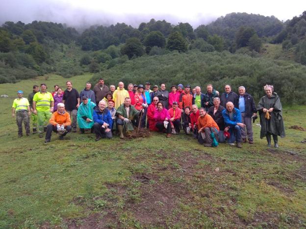 Parte de los voluntarios que colaboraron en la erradicación de la planta en Brañagallones. 