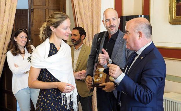 El alcalde de Antequera, Manuel Barón, junto a los ejecutivos de Hyperloop YJ Fischer y Luis González.