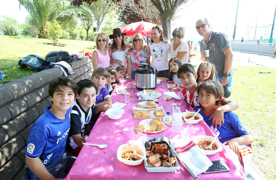 La comida tradicional y la procesión centraron los actos festivos.