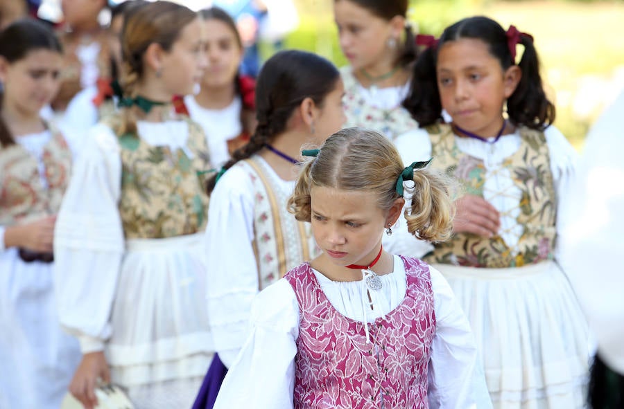 La comida tradicional y la procesión centraron los actos festivos.