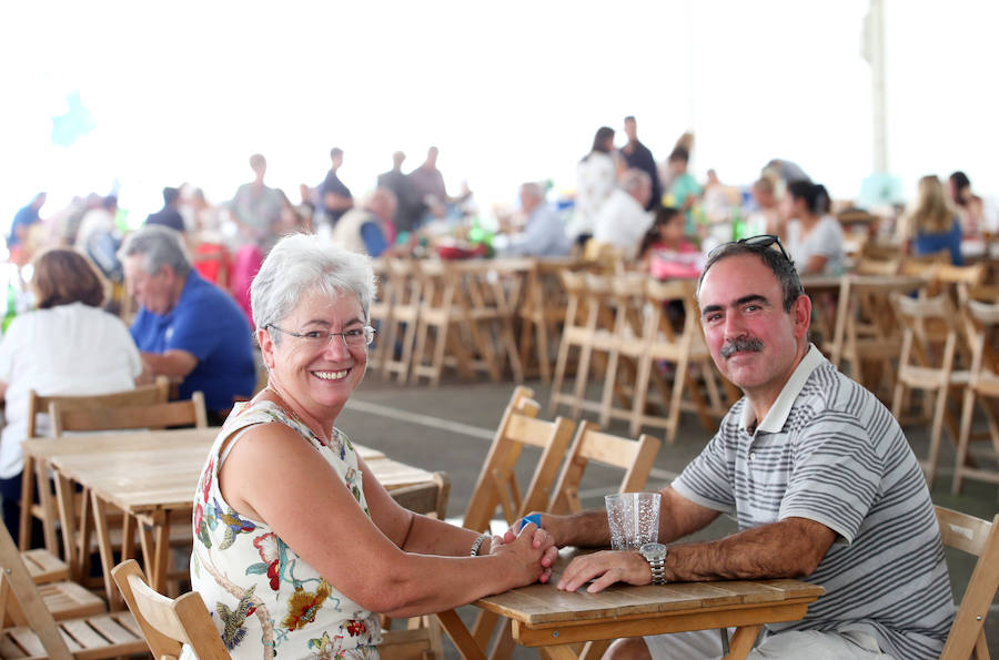 La comida tradicional y la procesión centraron los actos festivos.