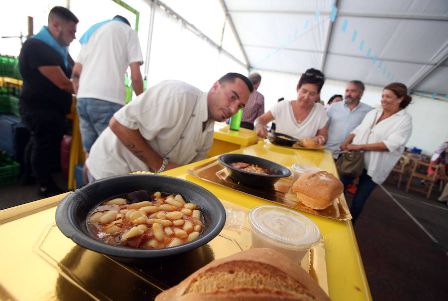 La comida tradicional y la procesión centraron los actos festivos.