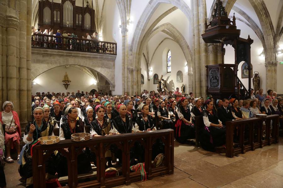 El sol acompañó a los locales y visitantes durante la tradicional procesión. 