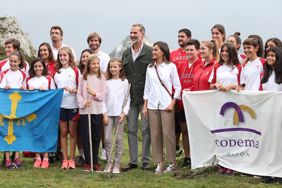 Acuden a Los Lagos tras el primer acto oficial de Leonor como Princesa. Allí recibieron como regalo a 'Xana', una yegua con la que les ha obsequiado el Ayuntamiento de Cantas de Onís. 