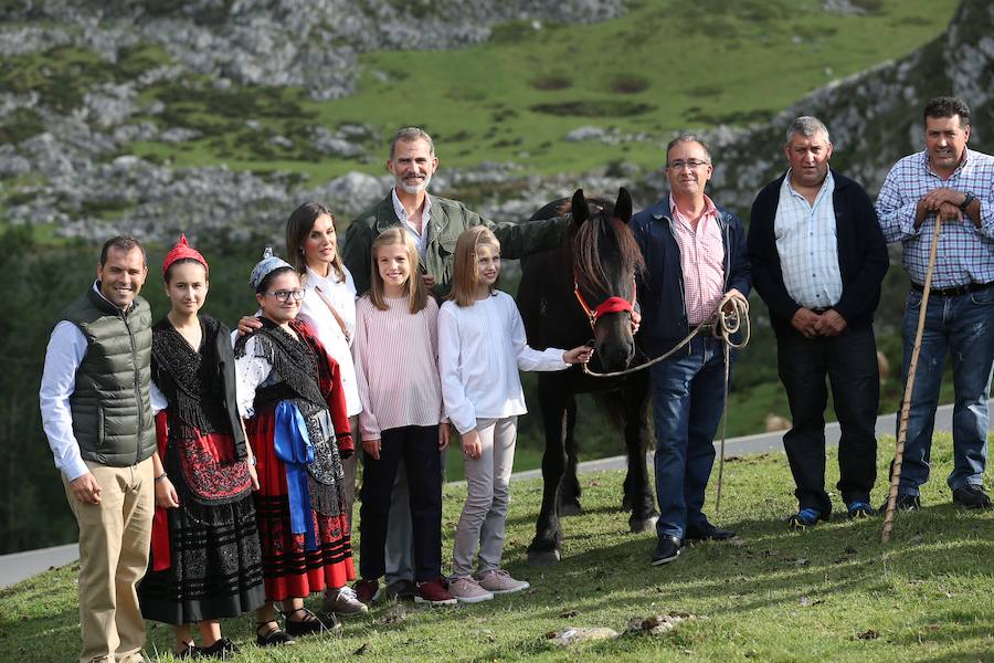 Acuden a Los Lagos tras el primer acto oficial de Leonor como Princesa. Allí recibieron como regalo a 'Xana', una yegua con la que les ha obsequiado el Ayuntamiento de Cantas de Onís. 