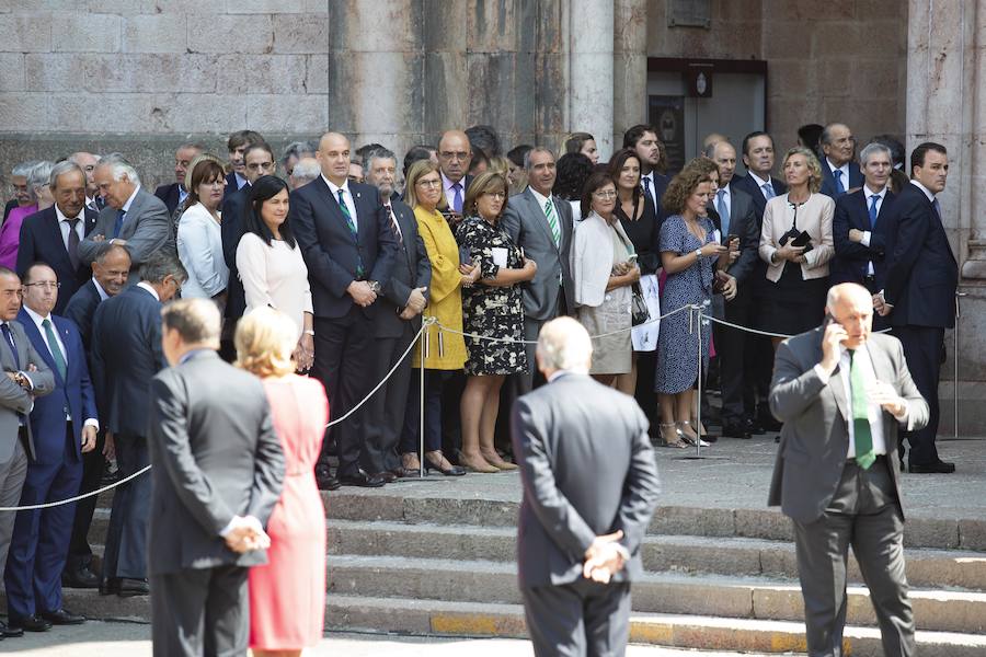 Numerosas personalidades de la política, la economía y la cultura de Asturias y de España han acompañado a la Princesa de Asturias en su primer acto en Covadonga. El ministro de Agricultura, Luis Planas, la delegada del Gobierno, Delia Losa, el presidente del Principado, Javier Fernández, el presidente y la directora de la Fundación Princesa, Luis Fernández Vega y Teresa Sanjurjo, eran algunos de los asistentes. Diputados, senadores, alcaldes y representantes de la Iglesia y los medios de comunicación han sido otros de los asistentes.