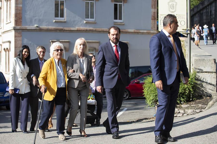 Numerosas personalidades de la política, la economía y la cultura de Asturias y de España han acompañado a la Princesa de Asturias en su primer acto en Covadonga. El ministro de Agricultura, Luis Planas, la delegada del Gobierno, Delia Losa, el presidente del Principado, Javier Fernández, el presidente y la directora de la Fundación Princesa, Luis Fernández Vega y Teresa Sanjurjo, eran algunos de los asistentes. Diputados, senadores, alcaldes y representantes de la Iglesia y los medios de comunicación han sido otros de los asistentes.