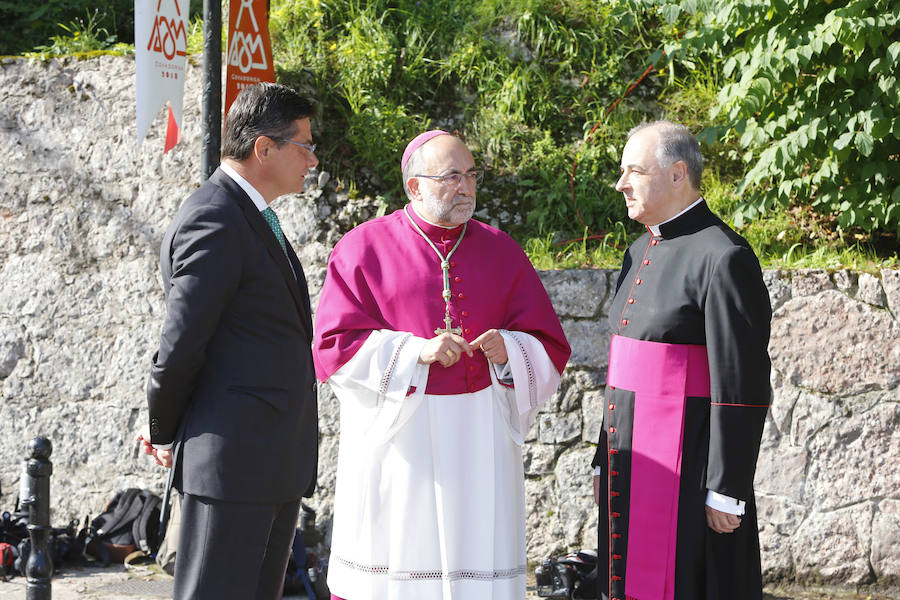 Numerosas personalidades de la política, la economía y la cultura de Asturias y de España han acompañado a la Princesa de Asturias en su primer acto en Covadonga. El ministro de Agricultura, Luis Planas, la delegada del Gobierno, Delia Losa, el presidente del Principado, Javier Fernández, el presidente y la directora de la Fundación Princesa, Luis Fernández Vega y Teresa Sanjurjo, eran algunos de los asistentes. Diputados, senadores, alcaldes y representantes de la Iglesia y los medios de comunicación han sido otros de los asistentes.