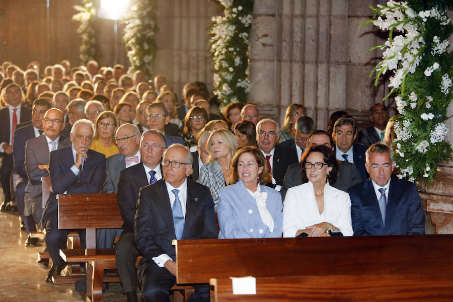 Numerosas personalidades de la política, la economía y la cultura de Asturias y de España han acompañado a la Princesa de Asturias en su primer acto en Covadonga. El ministro de Agricultura, Luis Planas, la delegada del Gobierno, Delia Losa, el presidente del Principado, Javier Fernández, el presidente y la directora de la Fundación Princesa, Luis Fernández Vega y Teresa Sanjurjo, eran algunos de los asistentes. Diputados, senadores, alcaldes y representantes de la Iglesia y los medios de comunicación han sido otros de los asistentes.