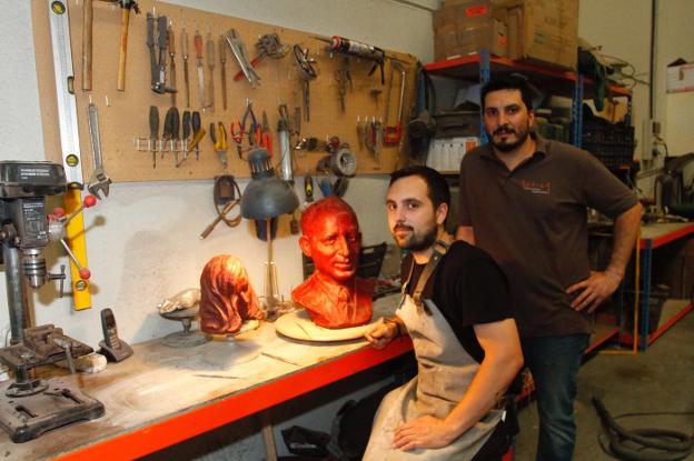 Santiago Longo y Rudi Lobosco, ayer en su taller de fundición. 