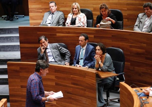 El portavoz de Podemos, Enrique López, pasa por delante de Javier Fernández, Guillermo Martínez y Dolores Carcedo, al término de su intervención en el pleno institucional del Día de Asturias del pasado jueves. 