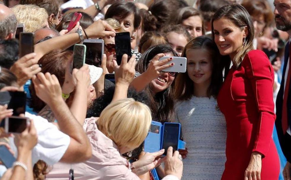 La Princesa de Asturias y la Reina Letizia posan con el público en Covadonga.