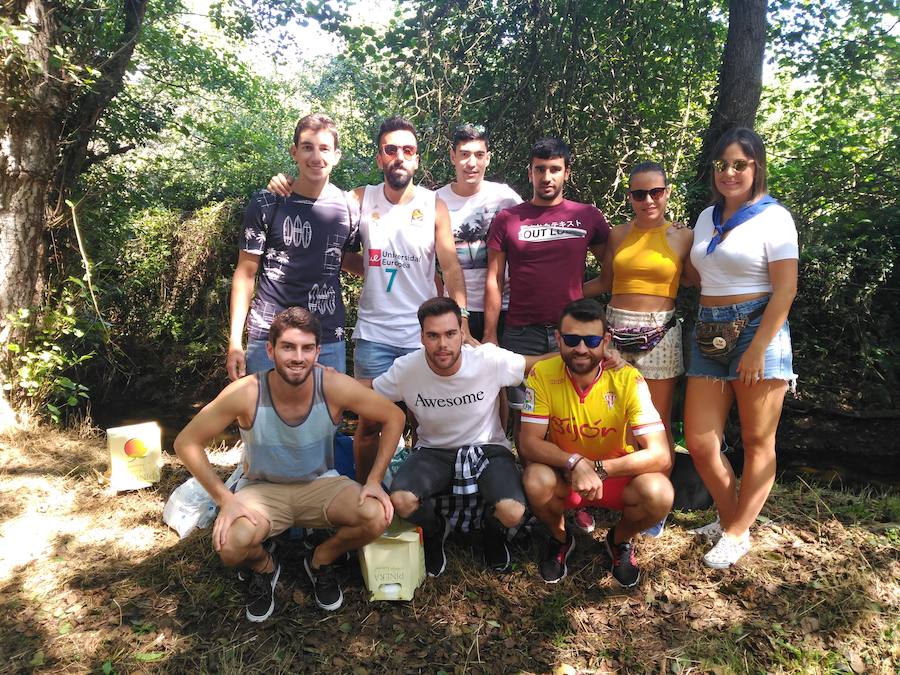 Centenares de romeros disfrutan de la última gran cita festiva del verano en el Occidente, la jira de Porcía. La emblemática alameda franquina es el lugar de encuentro de gentes de todas las edades que comparten la comida campestre y la romería tras la misa y procesión de Los Remedios. 