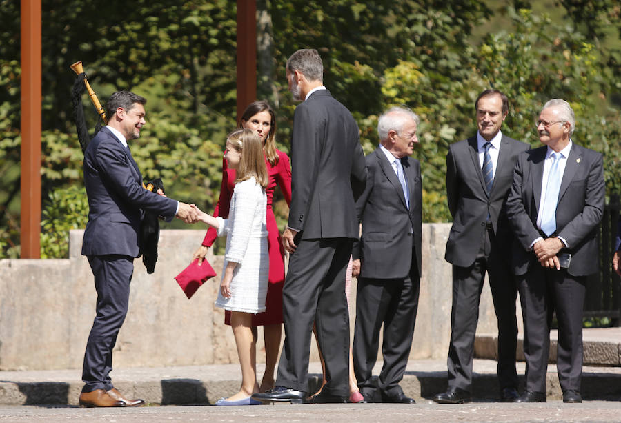 Este Día de Asturias, la princesa Leonor, heredera de la Corona, ha realizado su primera visita a Covadonga. Ha estado acompañada por sus padres, don Felipe y doña Letizia, y su hermana, la infanta Sofía.