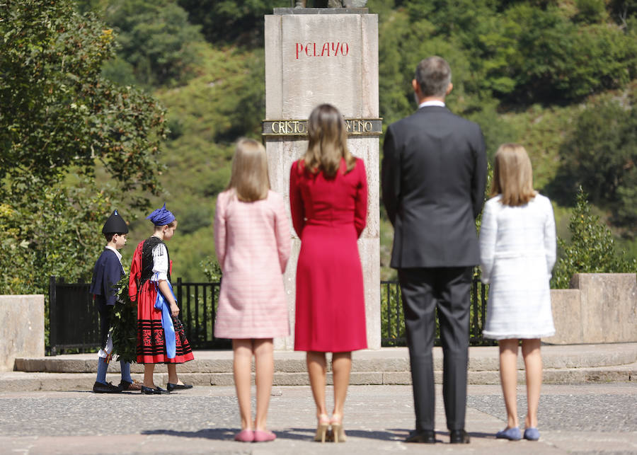 Este Día de Asturias, la princesa Leonor, heredera de la Corona, ha realizado su primera visita a Covadonga. Ha estado acompañada por sus padres, don Felipe y doña Letizia, y su hermana, la infanta Sofía.