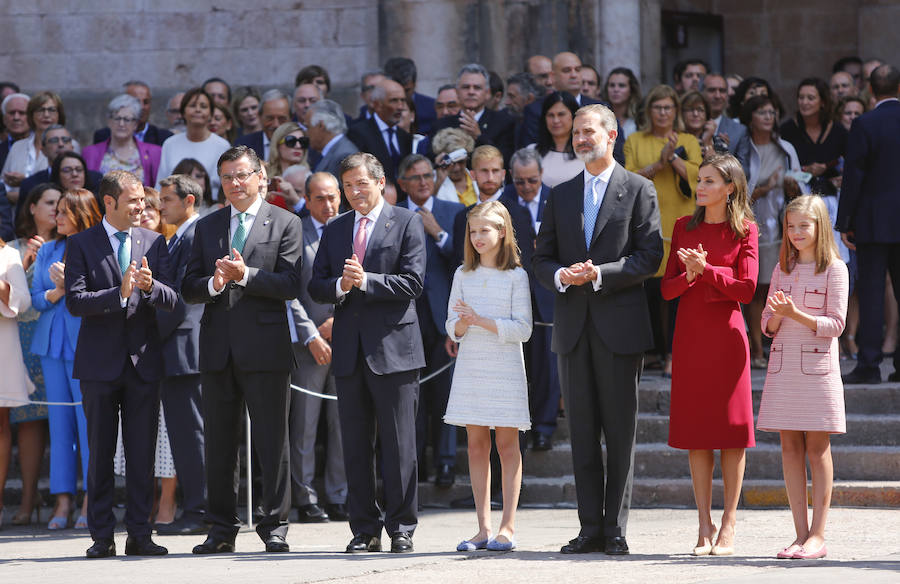 Este Día de Asturias, la princesa Leonor, heredera de la Corona, ha realizado su primera visita a Covadonga. Ha estado acompañada por sus padres, don Felipe y doña Letizia, y su hermana, la infanta Sofía.