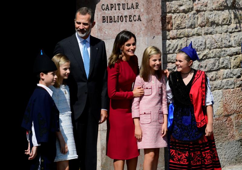 Este Día de Asturias, la princesa Leonor, heredera de la Corona, ha realizado su primera visita a Covadonga. Ha estado acompañada por sus padres, don Felipe y doña Letizia, y su hermana, la infanta Sofía.