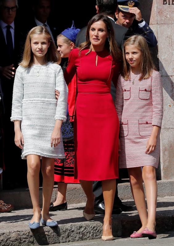 Este Día de Asturias, la princesa Leonor, heredera de la Corona, ha realizado su primera visita a Covadonga. Ha estado acompañada por sus padres, don Felipe y doña Letizia, y su hermana, la infanta Sofía.