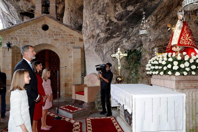 Este Día de Asturias, la princesa Leonor, heredera de la Corona, ha realizado su primera visita a Covadonga. Ha estado acompañada por sus padres, don Felipe y doña Letizia, y su hermana, la infanta Sofía.